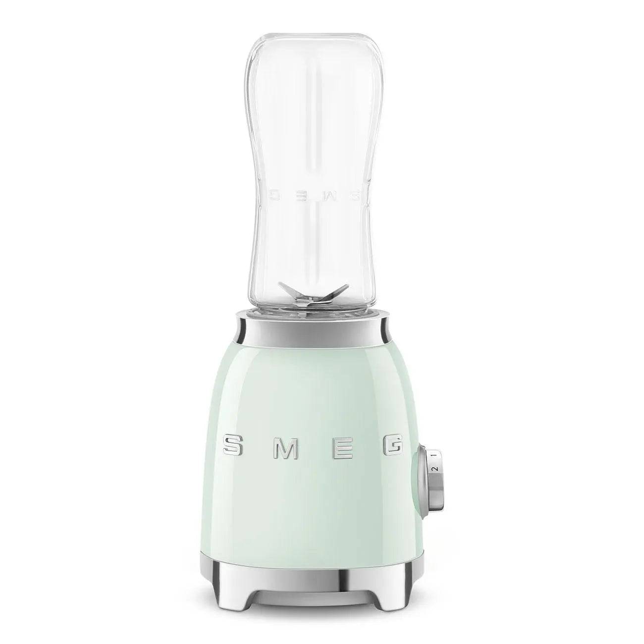 Minzgrüner SMEG Standmixer mit durchsichtiger Mixkanne und Chromakzenten auf weißem Hintergrund.