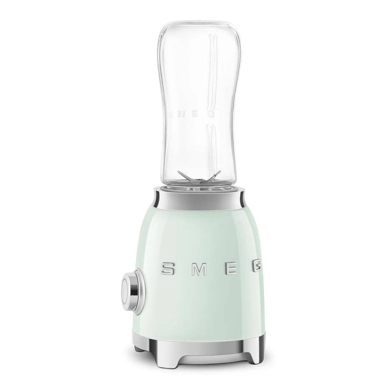 Mintgrüner Smeg Standmixer mit transparentem Mixbehälter und Chromelementen auf weißem Hintergrund.