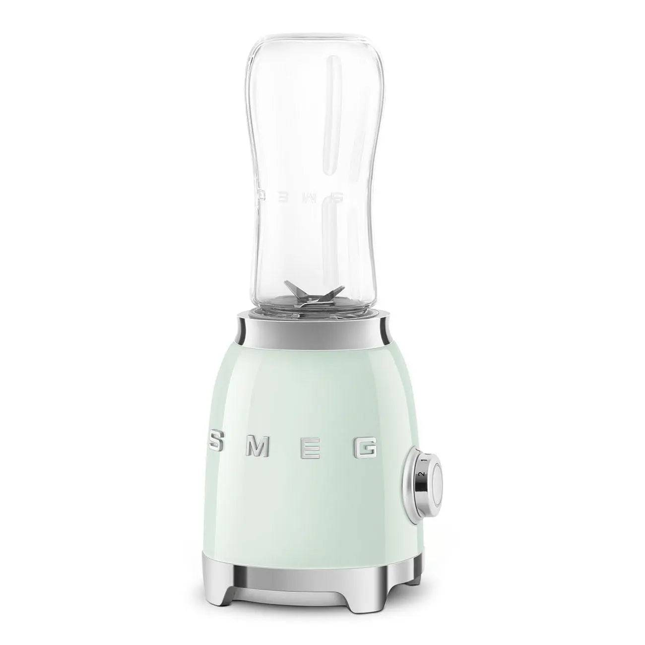Mintgrüner SMEG-Mixer mit transparentem Mixbehälter und Chromelementen auf weißem Hintergrund.