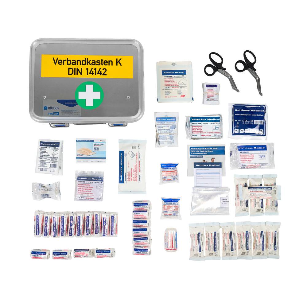 Ein organisierter Erste-Hilfe-Kasten mit verschiedenen Materialien wie Verbandsmaterial, Mullbinden und Scheren, auf dem Gehäuse mit 'Verbandkasten K DIN 14142' beschriftet.
