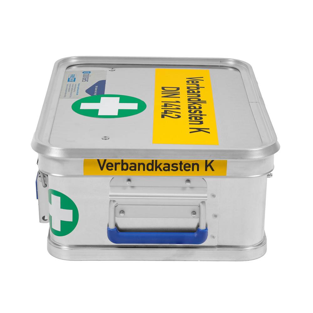 Aluminium-Erste-Hilfe-Kasten mit der Aufschrift 'Verbandkasten K DIN 14142', versehen mit einem grünen Kreuz-Symbol, blauem Griff und Fächern für Verbandsmaterialien.