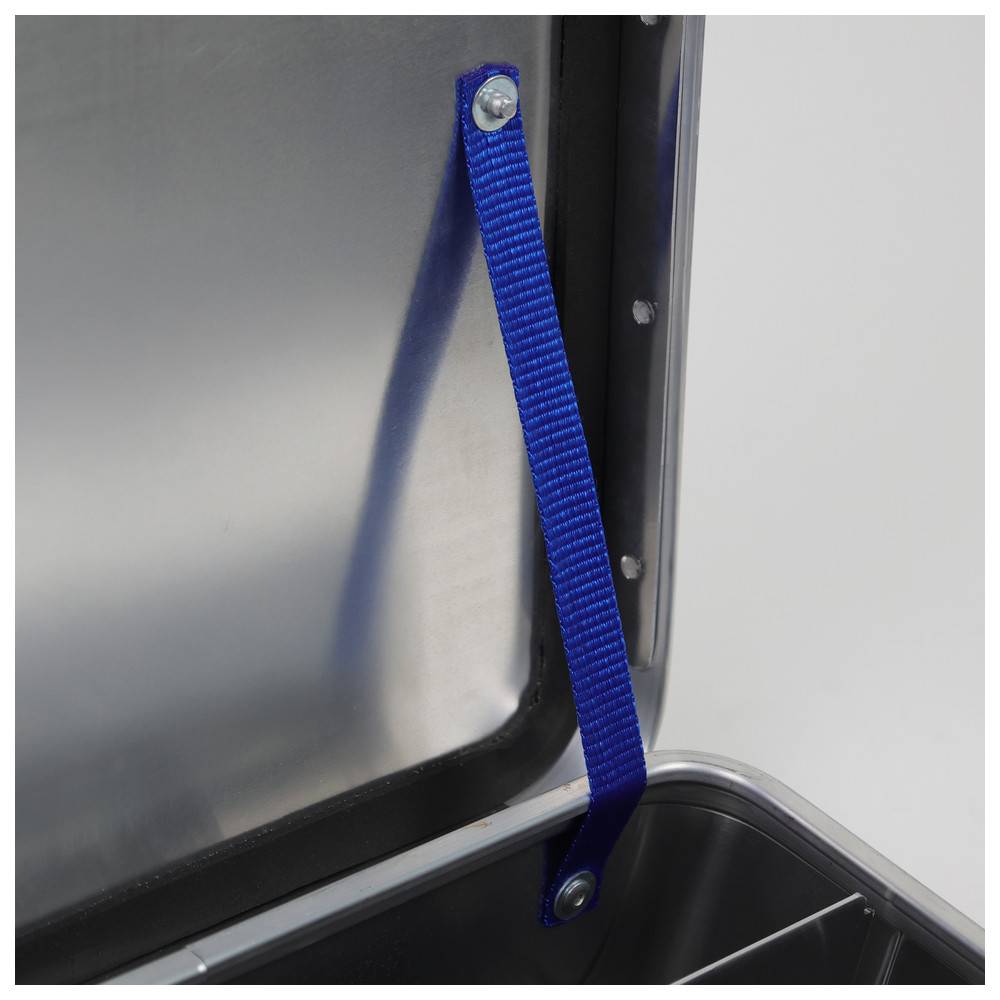 Blauer Riemen, der an der Innenseite eines Metallbehälterdeckels befestigt ist, um eine Überstreckung beim Öffnen zu verhindern.