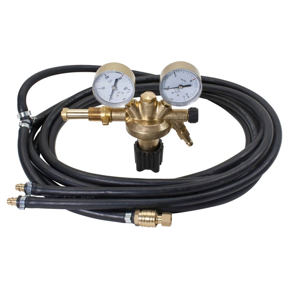 Ein Gasregler mit zwei Druckmessern und angeschlossenen schwarzen Schläuchen, der zur Steuerung des Gasflusses bei Schweißarbeiten oder in industriellen Anwendungen verwendet wird.