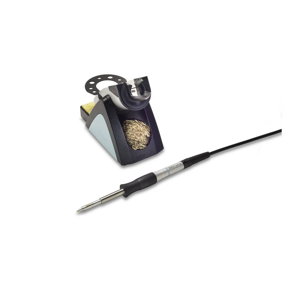 Ein Lötkolben-Set mit Ständer und Reinigungsschwamm, ausgestattet mit einem langen schwarzen Kabel. Verwendet zum Verbinden elektronischer Bauteile.