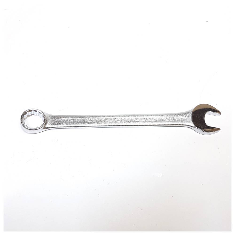 Ein silberner Maulschlüssel mit einem Ring auf der einen Seite und offenen Backen auf der anderen Seite, der zum Anziehen oder Lösen von Muttern und Schrauben verwendet wird.