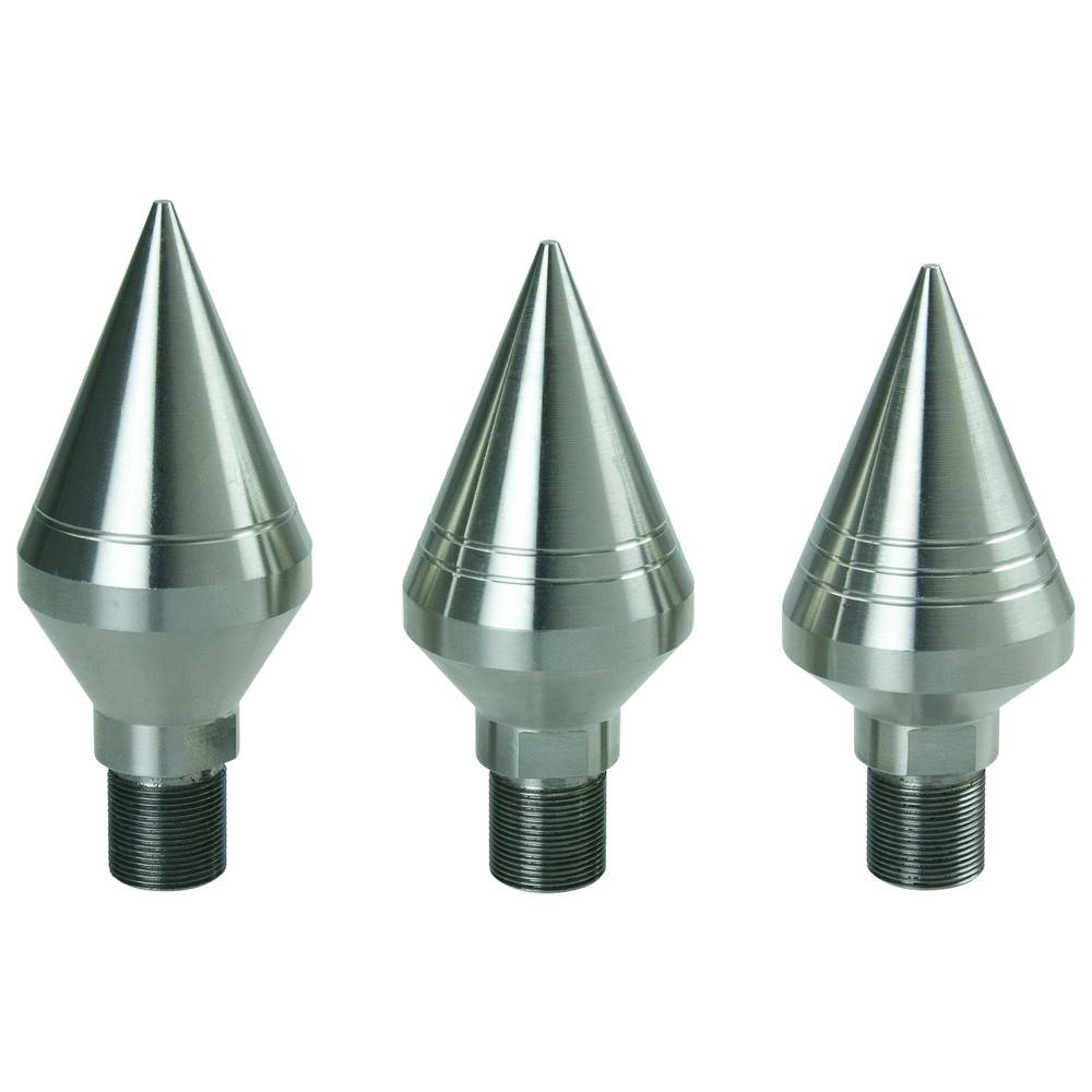 Drei metallische Düsen mit konischen Oberteilen und gerillten Basen, gleichmäßig vor einem weißen Hintergrund ausgerichtet, für industrielle Anwendungen konzipiert.