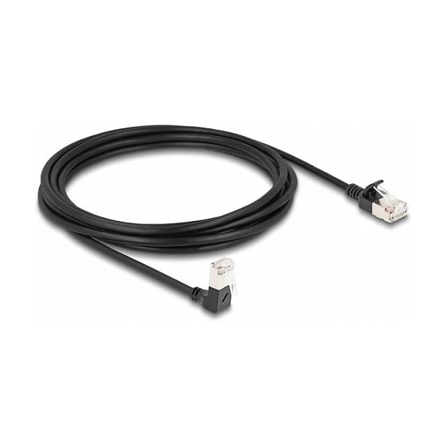 Aufgerolltes schwarzes Ethernet-Kabel mit RJ45-Steckern an beiden Enden.