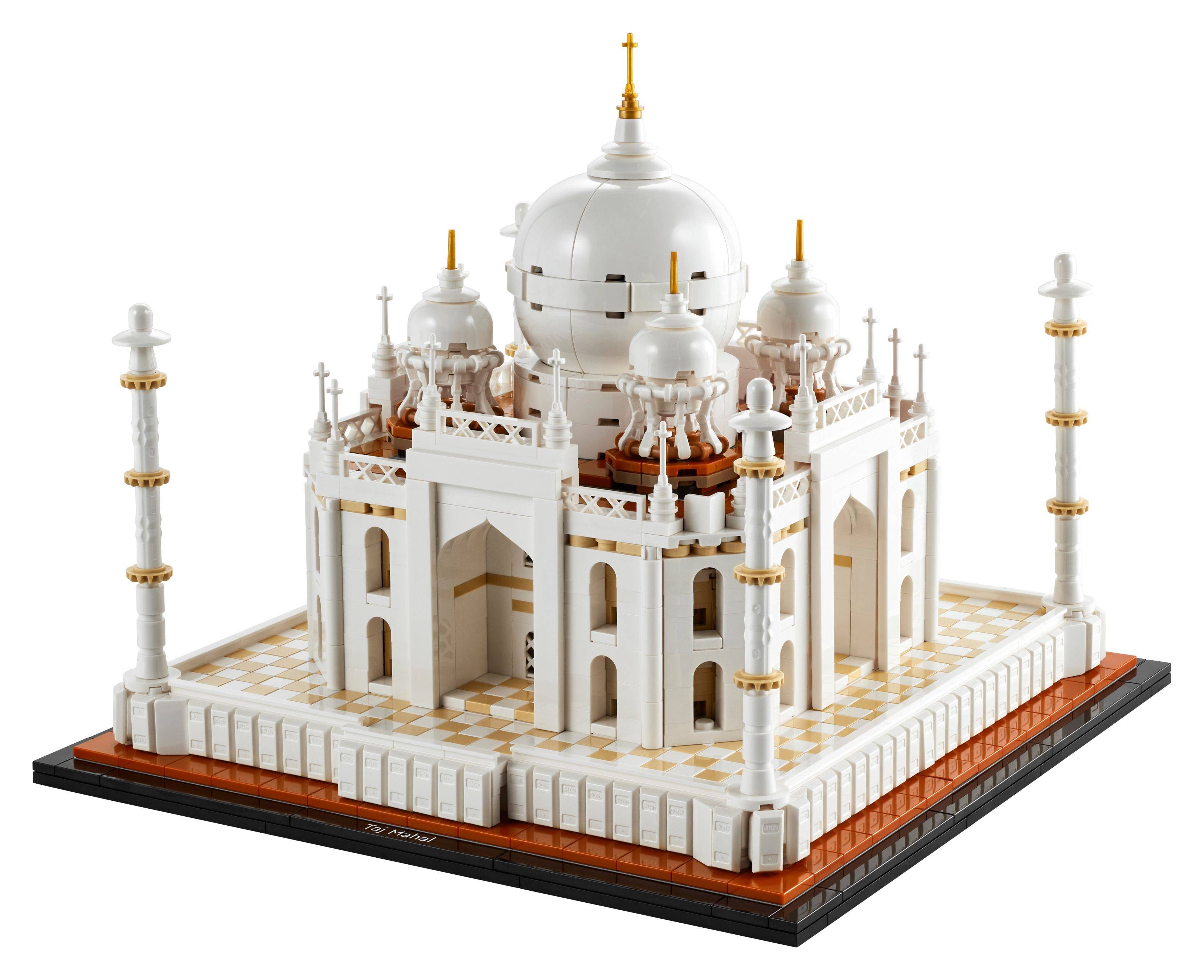 Ein detailliertes weiß-goldenes Modell des Taj Mahal auf einer Ausstellungsbasis, gezeigt vor einem einfachen weißen Hintergrund.