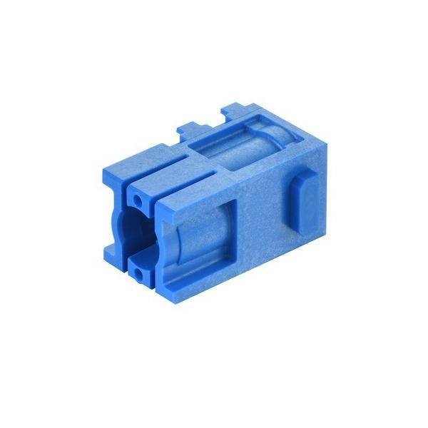 Eine kleine blaue Kunststoffkomponente mit rechteckiger Form und mehreren Rillen, möglicherweise ein Verbinder oder Teil einer mechanischen Baugruppe.
