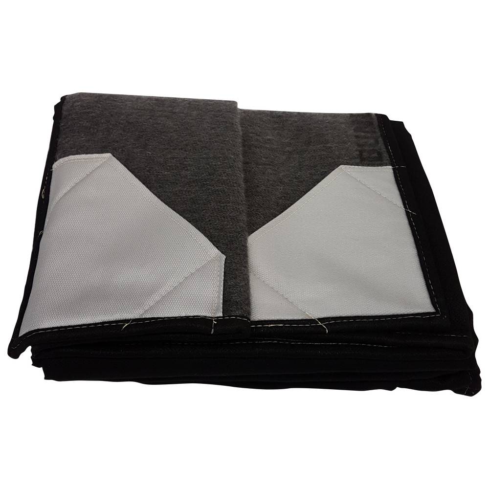 Gefaltete Decke aus grauem Stoff mit weißen Eckenaufnähern, die auf eine funktionale oder möglicherweise dekorative Gestaltung hinweist.