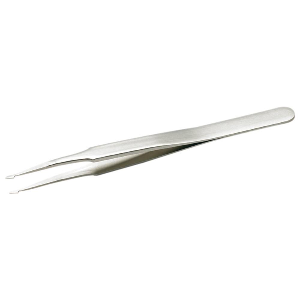 Ein Paar silberner Metallpinzetten mit spitzen Spitzen liegt auf einem weißen Hintergrund.