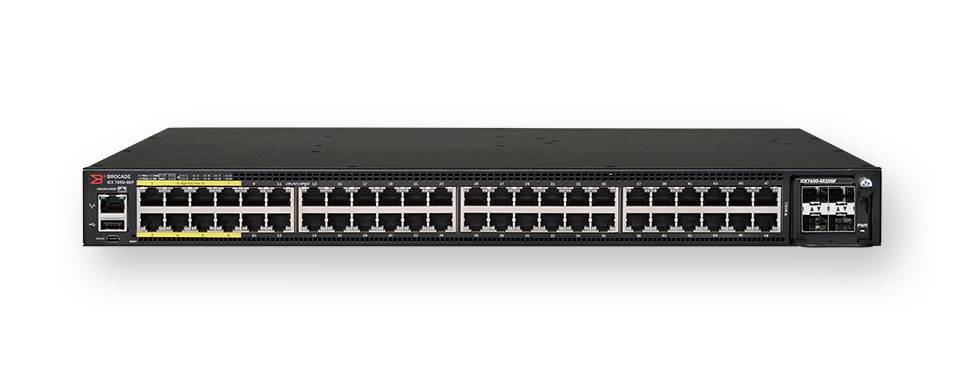 Vorderansicht eines in ein Rack eingebauten Netzwerk-Switches mit mehreren Ethernet-Ports und einigen Uplink-Ports auf der rechten Seite.