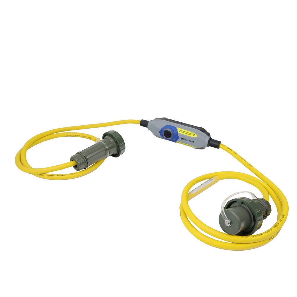 Ein gelbes elektrisches Verlängerungskabel mit grauem Stecker und Buchse, konzipiert für den Außen- oder Industrieeinsatz, ausgestattet mit einem integrierten Spannungsindikator.