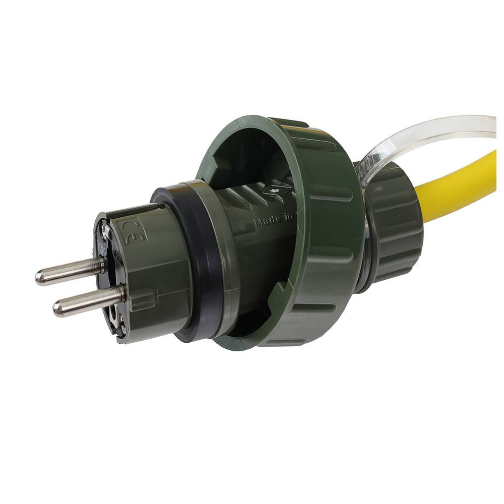 Ein grüner wasserdichter elektrischer Stecker mit zwei Kontakten, für den Außeneinsatz konzipiert, an einem gelben Kabel befestigt.