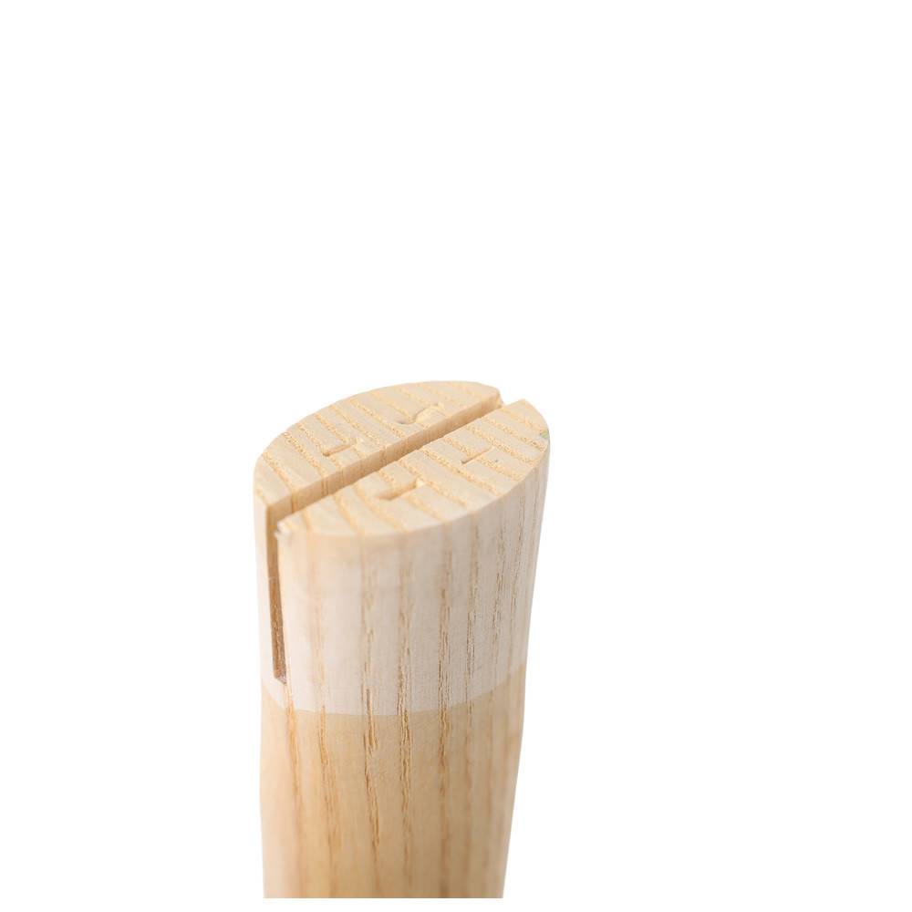 Nahaufnahme eines hellen Holzstabs mit einem vertikalen Schlitz an der Oberseite. Die Maserung und die zylindrische Form sind sichtbar, was darauf hindeutet, dass es sich um einen Teil eines Werkzeugs oder einer Halterung handelt.