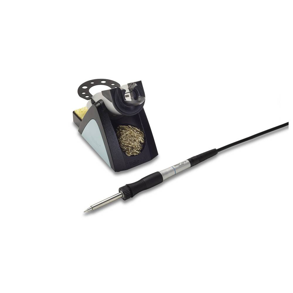 Ein schwarzer und grauer Lötkolben mit Ständer und Reinigungsschwamm, verwendet für elektronische Reparaturen und Montagearbeiten.