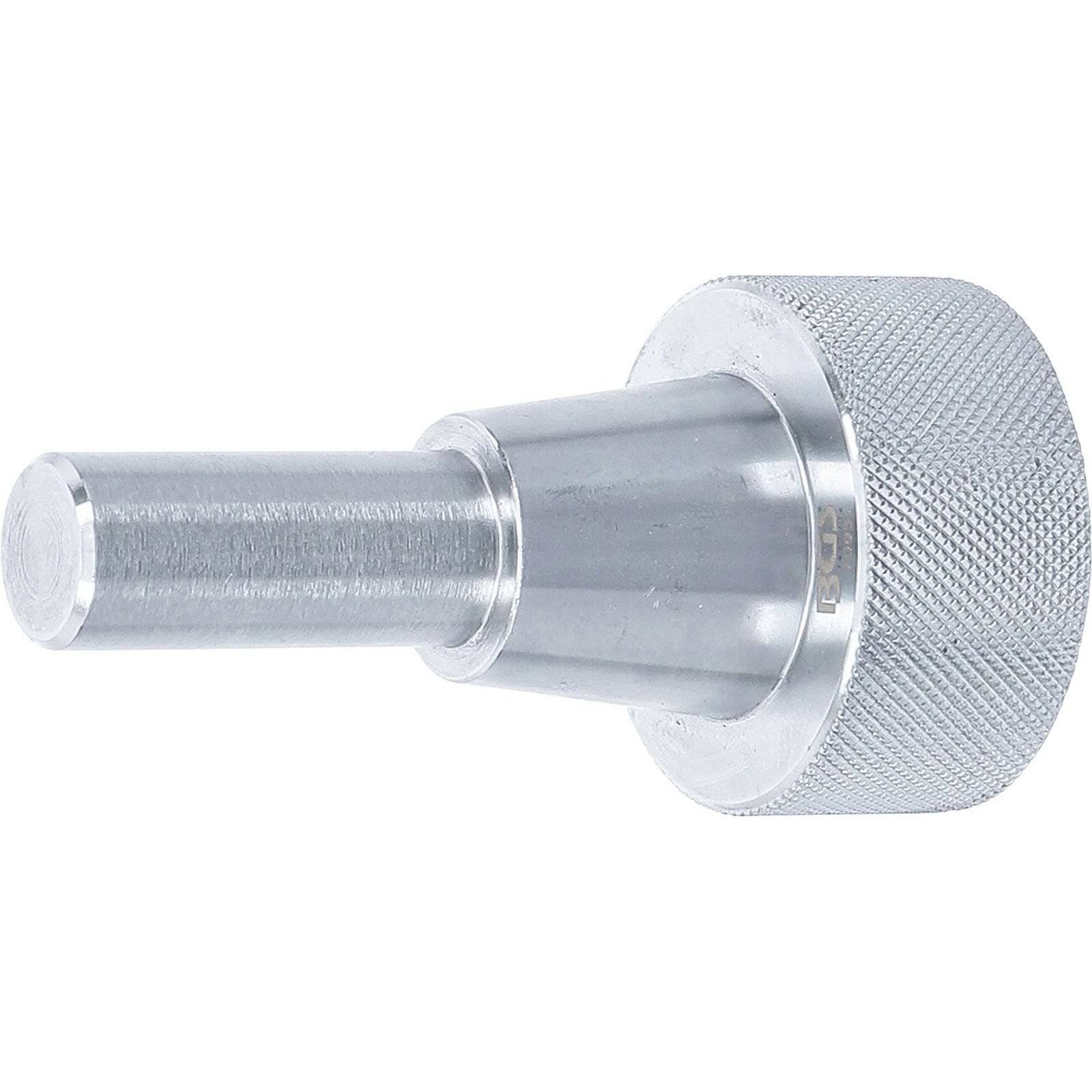 Ein Metallstift mit einem gerillten Kopf und einem glatten zylindrischen Schaft, der eine glänzende Silberoberfläche zeigt.