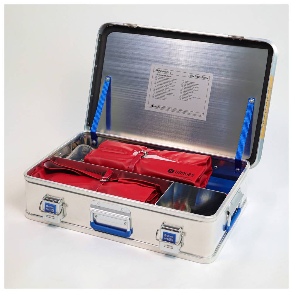 Silbernen Koffer mit roten Notfall-Medizinprodukten öffnen, in dem sich ein zusammengerollter Beutel mit der Aufschrift 