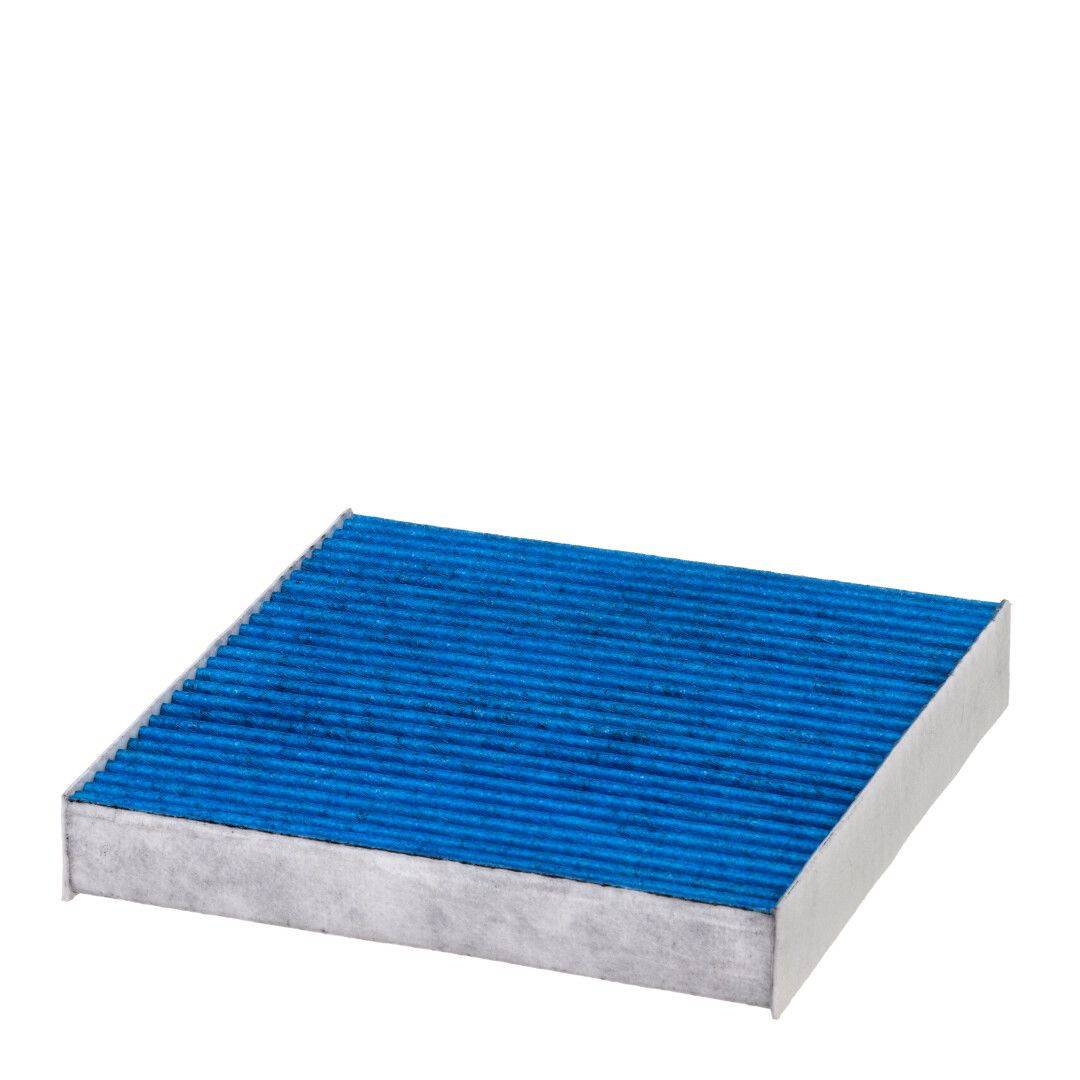 Ein blauer rechteckiger Luftfilter mit grauem Rahmen, der seine strukturierte Oberfläche zeigt, der zum Auffangen von Partikeln in Luftreinigungssystemen verwendet wird.