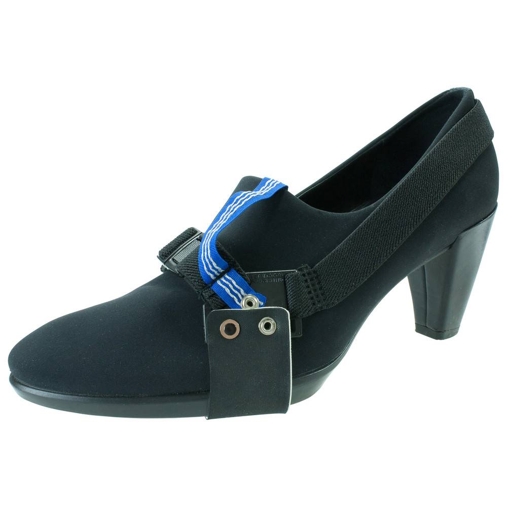 Ein schwarzer High-Heel-Schuh mit einem einzigartigen blauen und schwarzen Riemendesign über dem Schaft, versehen mit einem kleinen angehängten schwarzen Panel mit Ösen.