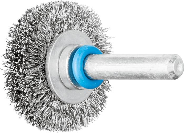 Nahaufnahme eines Drahtbürstenrades, das an einer Metallstange befestigt ist und dichte, borstige Drähte zum Reinigen oder Polieren von Oberflächen aufweist.