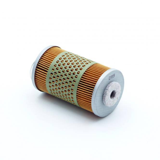 Zylindrische Plissee-Filterpatrone mit perforiertem grünem Außennetz und Metallendkappen auf weißem Hintergrund.