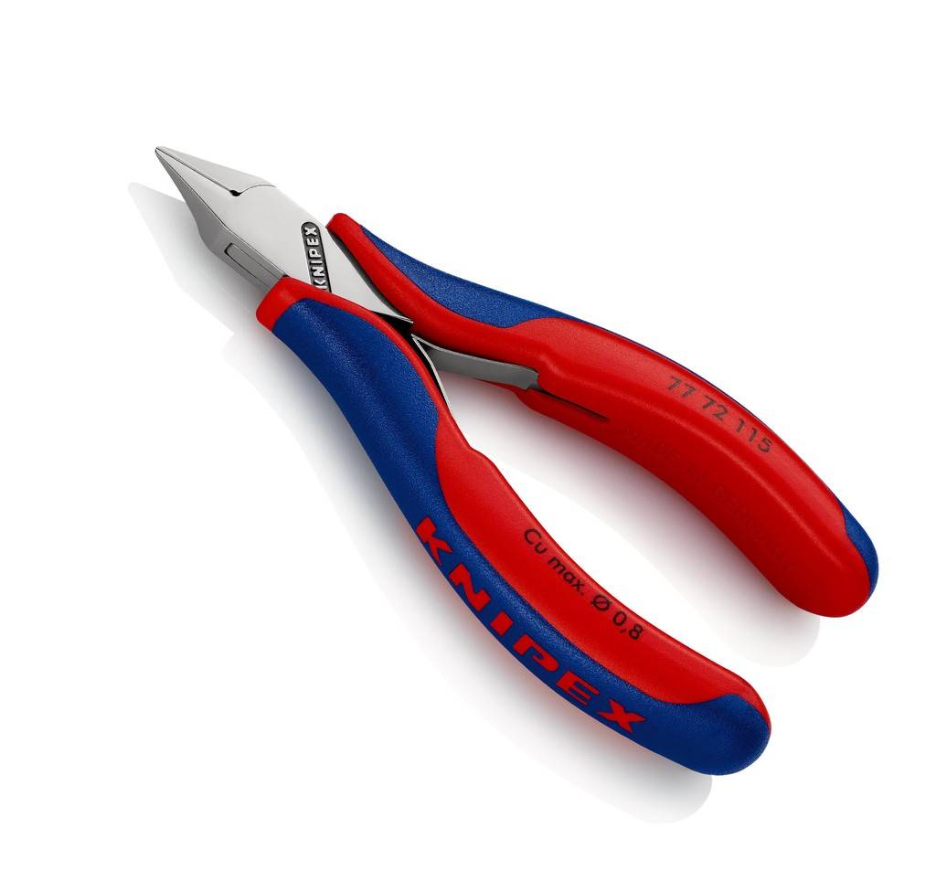 Rot und blaue Knipex Spitzzangen mit langen spitzen Backen auf weißem Hintergrund.