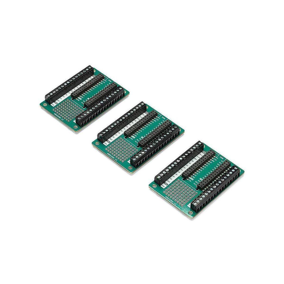 Drei grüne Leiterplatten mit schwarzen Klemmblöcken, die für elektrische Verbindungen verwendet werden, in einer Reihe angeordnet.