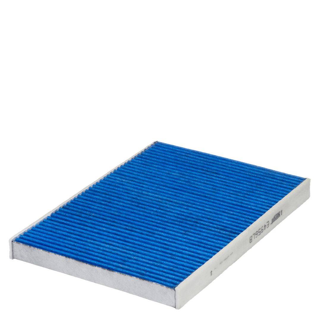 Ein blauer, rechteckiger Automotive-Luftfilter mit gerippter Oberfläche, leicht gewinkelt, wobei der Rahmenrand sichtbar ist.