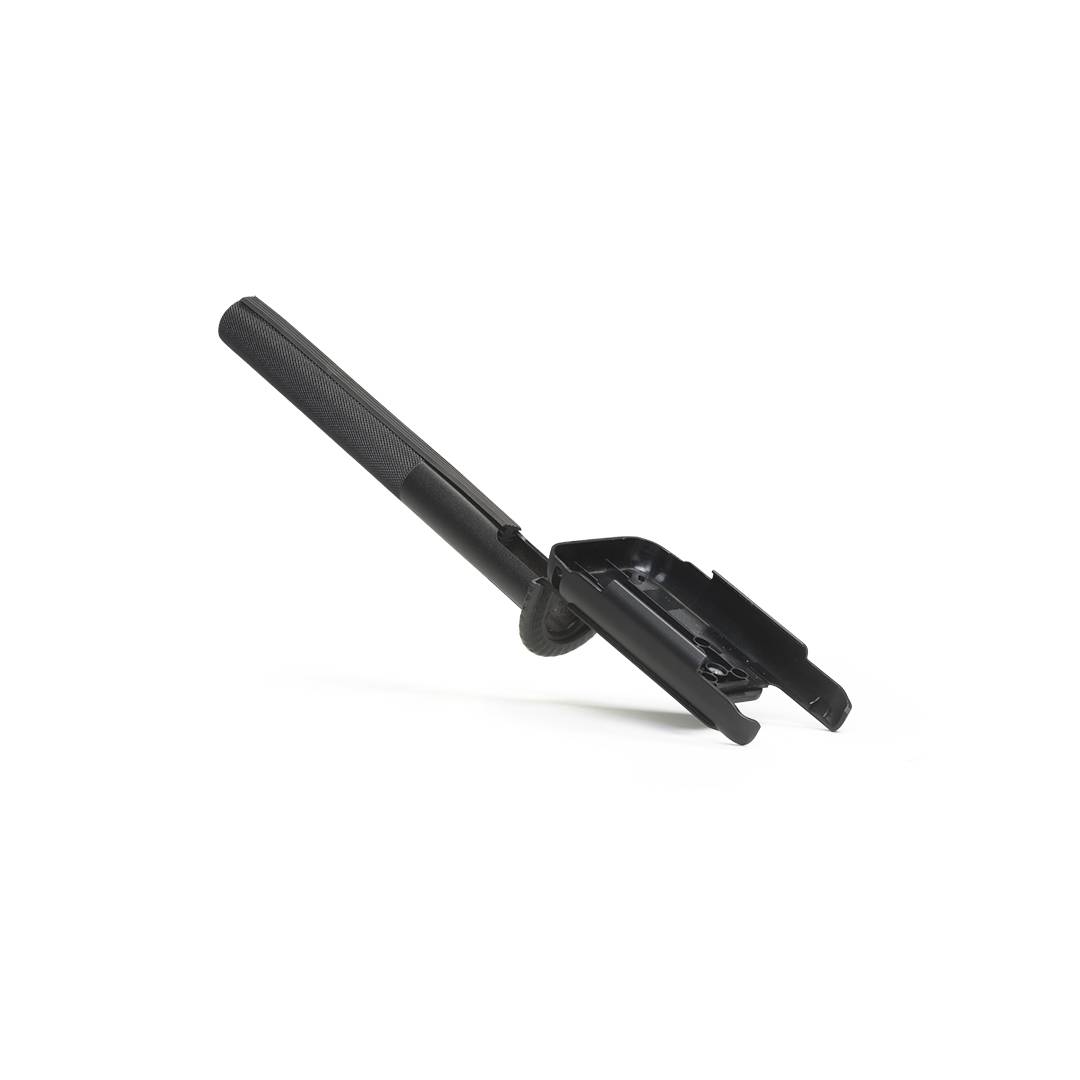 Schwarzer Scheibenwischer-Blatt-Adapter auf weißem Hintergrund, diagonal dargestellt mit sichtbarem Steckerende.