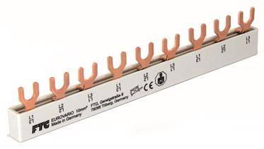 Ein Kupferschienenkamm mit mehreren gegabelten Anschlüssen, gekennzeichnet als FTG Eurobar, verwendet zur elektrischen Stromverteilung in einem Schaltschrank.