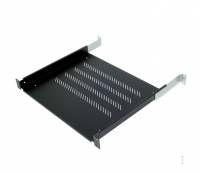 Schwarzes Metall-Rack-Mount-Schubladenfach oder Regal mit Belüftungsschlitzen und Seitenschienen, gezeigt auf weißem Hintergrund.