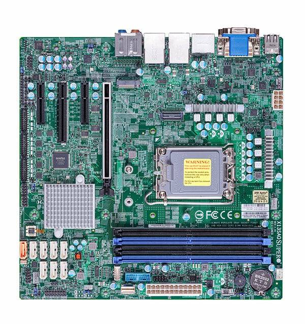 Draufsicht auf eine Computermainboard mit CPU-Sockel, Erweiterungssteckplätzen, RAM-Steckplätzen, Anschlüssen und Verbindungsstücken.