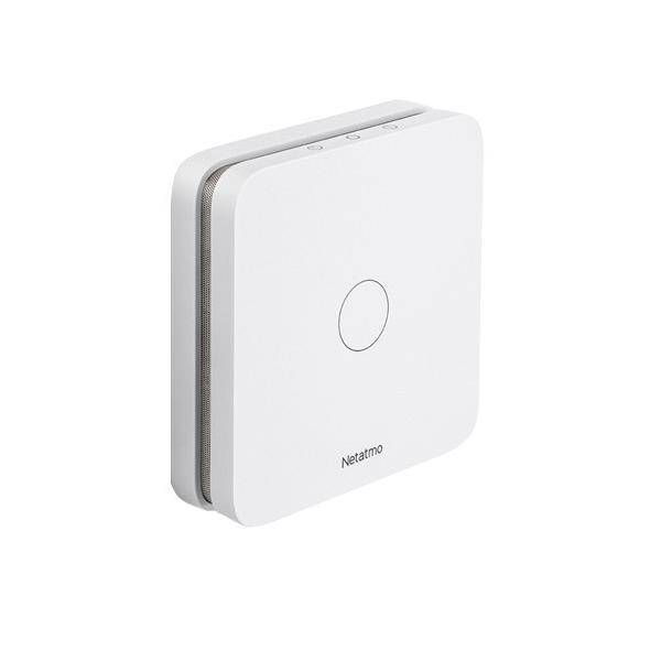 Ein weißer, quadratischer Kohlenmonoxidmelder mit einem kreisförmigen Knopf in der Mitte und dem Markennamen 'Netatmo' unten.