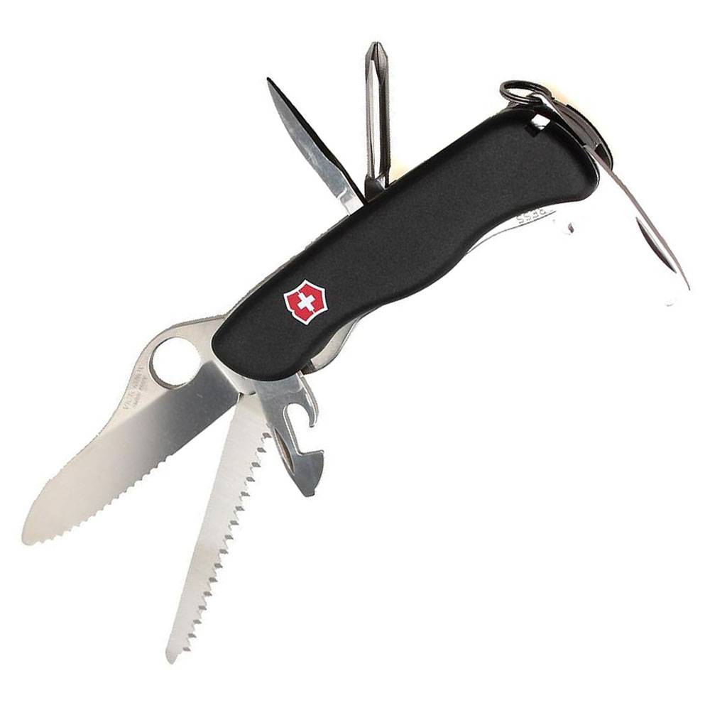 Ein schwarzes Schweizer Taschenmesser mit mehreren ausgefahrenen Werkzeugen, einschließlich einer großen Klinge, einer kleinen Klinge, einem Flaschenöffner und einem Korkenzieher, auf weißem Hintergrund.