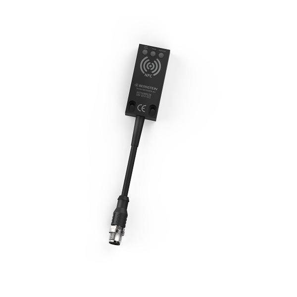 Ein schwarzer NFC-Leser mit einer Beschriftung, die ein NFC-Symbol zeigt, ein Verbindungskabel und einen runden Anschluss-Stecker, der zur Datenübertragung verwendet wird.
