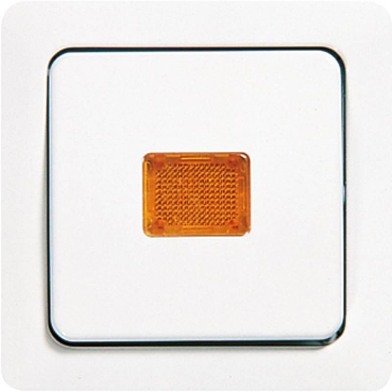 Ein weißer quadratischer Knopf mit einem kleinen, orangefarbenen, strukturierten Quadrat in der Mitte, an einer hellfarbenenen Wand montiert.