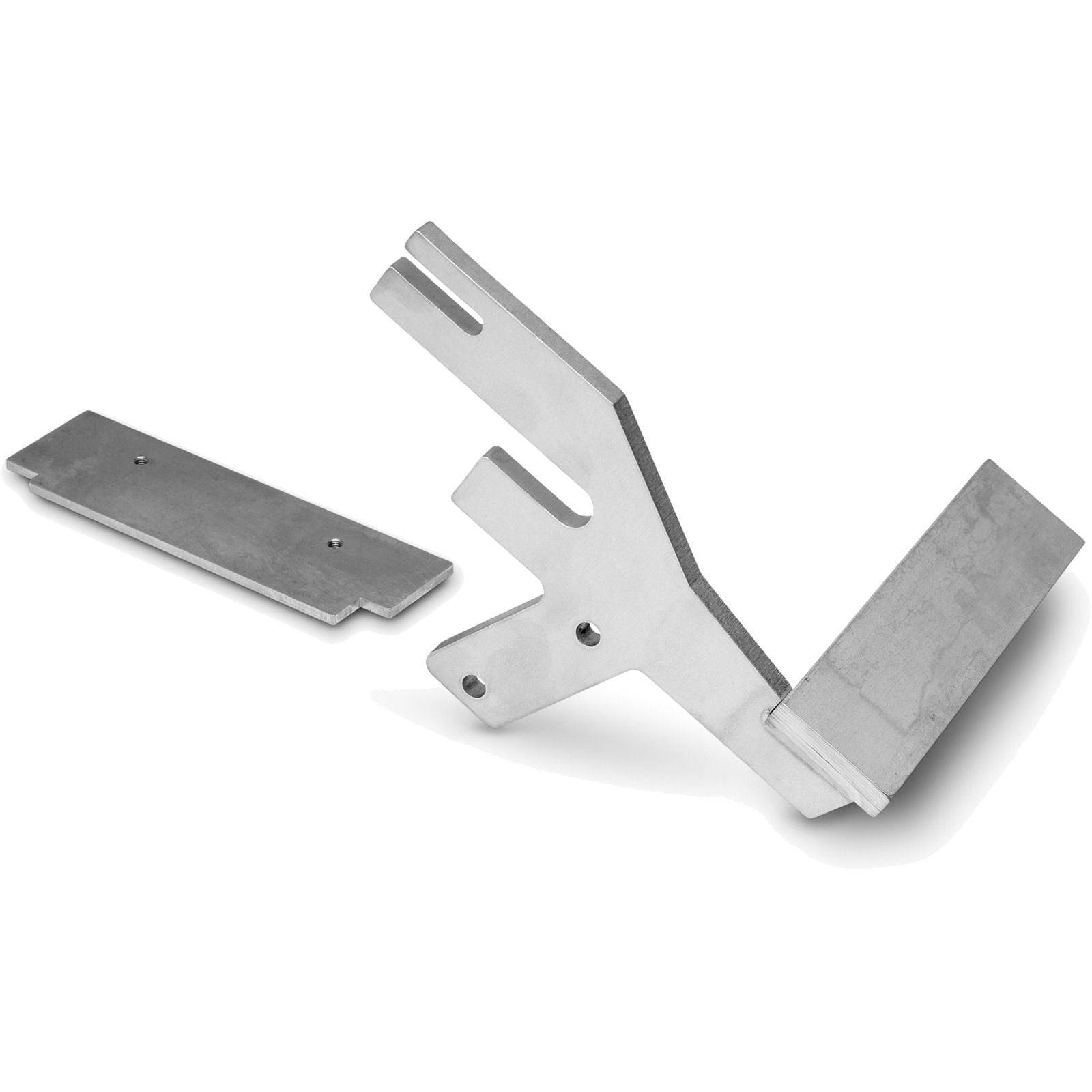 Metallklammern, die auf einem weißen Hintergrund ausgelegt sind: eine Klammer mit Winkel und mehreren Schlitzen, eine andere rechteckig mit ausgerichteten Löchern.