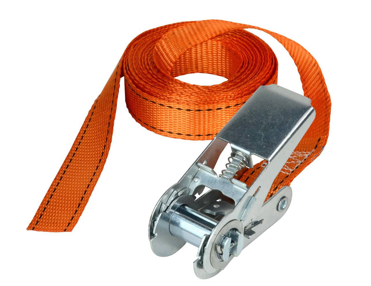 Orange-farbiges Ratschenverschluss-Spanngurt mit Metallschnalle, aufgerollt auf weißem Hintergrund.
