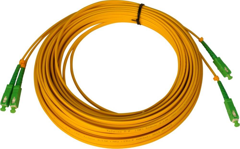 Ein aufgewickeltes Bündel aus gelben Kabeln oder Drähten, sorgfältig und ordentlich arrangiert, auf einem schlichten weißen Hintergrund.