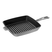 Schwarze Grillpfanne mit gerillter Kochfläche und langem Griff auf weißem Hintergrund
