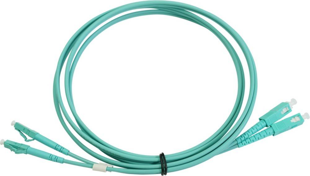 Ein gewickeltes türkisfarbenes Glasfaserkabel mit Anschlüssen, in der Mitte durch eine schwarze Kabelbinder gesichert, vor einem einfarbigen Hintergrund.