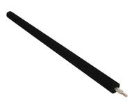 Schwarze zylindrische Antenne oder Stab mit einem kleinen Metallstecker an einem Ende, diagonal auf weißem Hintergrund dargestellt.