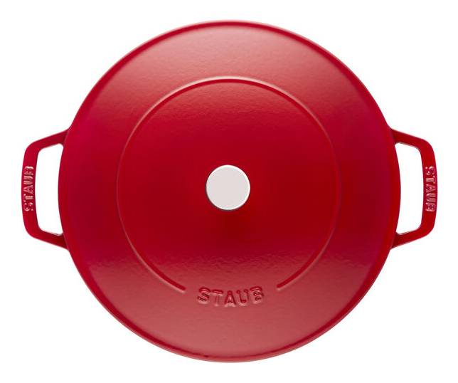 Roter runder Staub-Bräter mit Deckel und Seitengriffen, von oben auf weißem Hintergrund dargestellt.