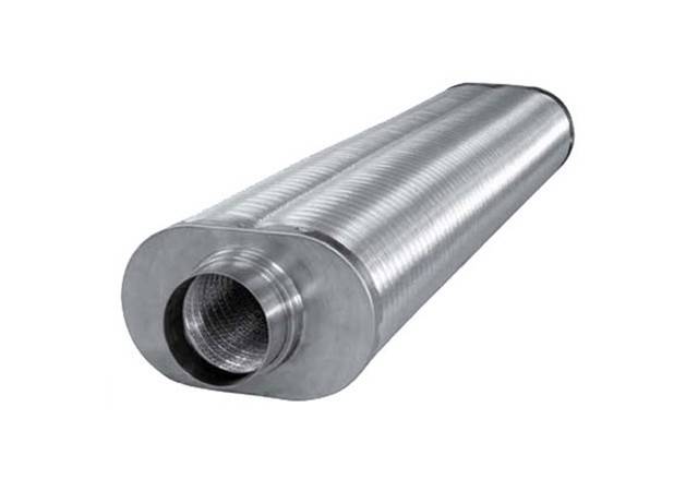 Ein langer, silberner, zylindrischer Lüftungskanal mit gerippter Textur, der für Belüftungssysteme verwendet wird, vor einem schlichten weißen Hintergrund.