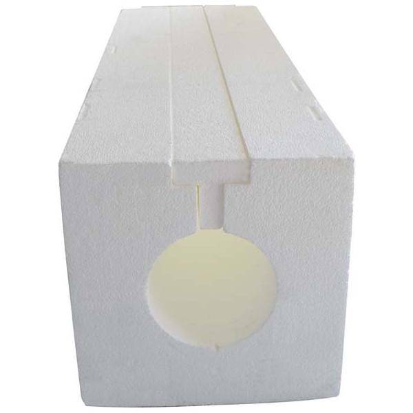 Ein rechteckiger weißer Styroporblock mit einem kreisförmigen Loch, das durch seine Mitte verläuft, von vorne betrachtet.