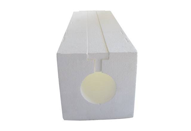 Ein rechteckiger weißer Schaumstoffblock mit einem kreisförmigen Hohlkanal, der sich durch seine gesamte Länge zieht, wahrscheinlich zur Isolierung oder Verpackung verwendet.