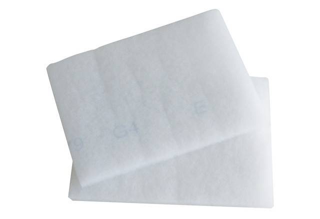 Zwei weiße Wäschetrocknerblätter überlappen sich auf einem einfarbigen Hintergrund und deuten auf die Verwendung für die Wäschepflege hin.