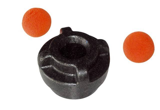 Eine schwarze Gummidichtung befindet sich zwischen zwei orangefarbenen Schaumstoffbällen auf einem weißen Hintergrund.