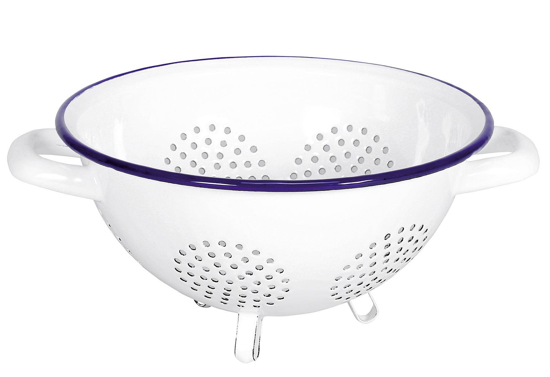 Ein weißes Sieb mit blauem Rand, mit kreisförmigen Perforationen und auf drei kurzen Beinen stehend, verwendet zum Ablassen von Flüssigkeit aus Lebensmitteln.